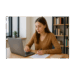 Jeune femme travaillant sur ordinateur pour préparer sa lettre de motivation pour école de commerce